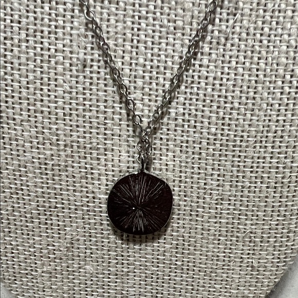 Elegant Silver Pendant Necklace - Picture 3 of 3